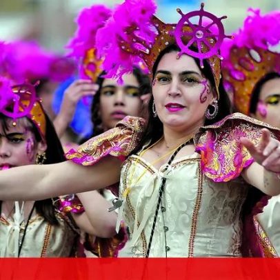 Foliões enchem as ruas de cor e alegria