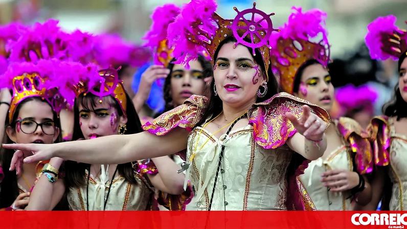 Foliões enchem as ruas de cor e alegria