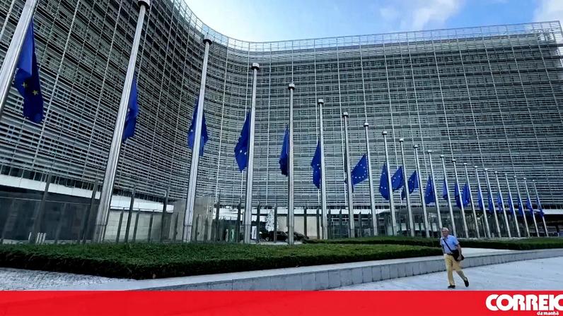 Bandeiras da União Europeia hasteadas em frente ao edifício Berlaymont, em Bruxelas