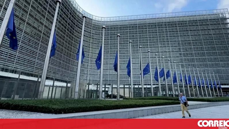Bandeiras da União Europeia hasteadas em frente ao edifício Berlaymont, em Bruxelas