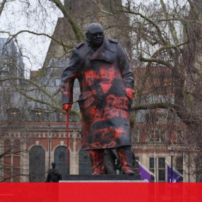 Estátua de Churchill vandalizada em Londres; polícia investiga