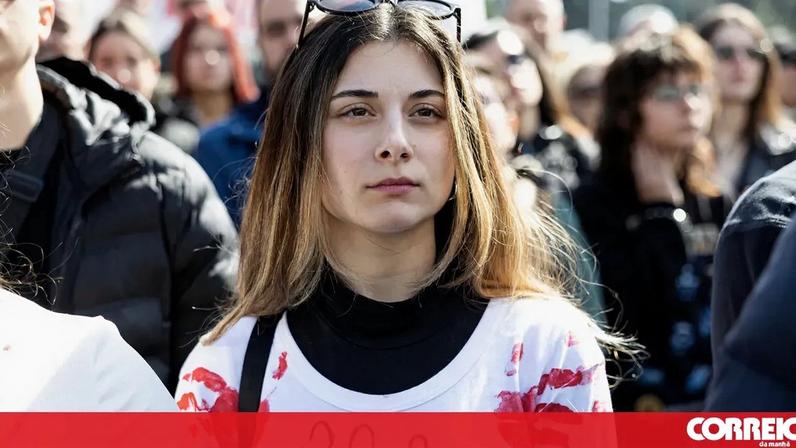 Protestos em massa na Grécia no terceiro aniversário de acidente ferroviário que matou 57 pessoas