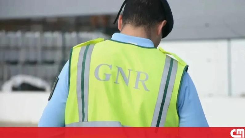 Agride com taco de basebol para roubar fio de ouro e telemóveis