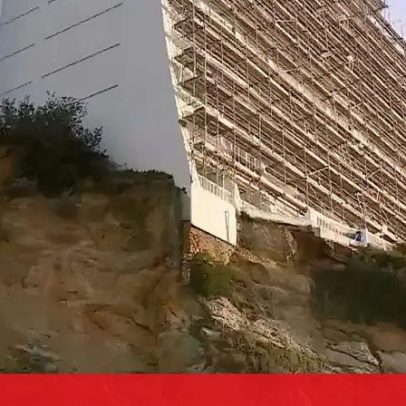 Derrocada na praia de Sesimbra coloca prédio em risco