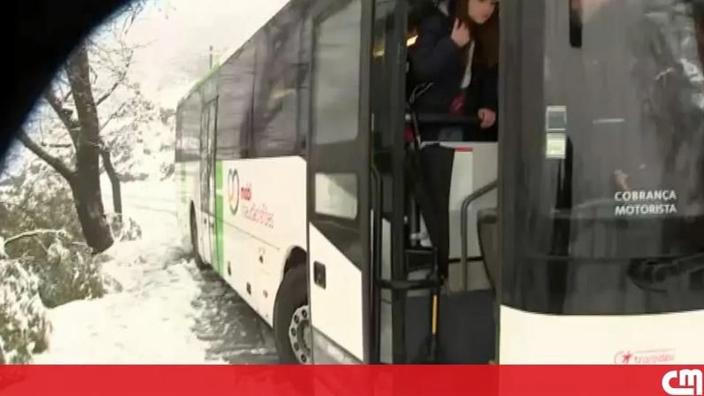 Retirados todos os passageiros do autocarro preso na neve em Castro Daire