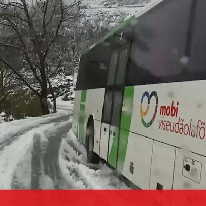 Autocarro com crianças e idosos fica preso em Castro Daire pela neve