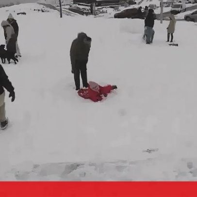 Queda de neve fecha acessos ao maciço central da Serra da Estrela