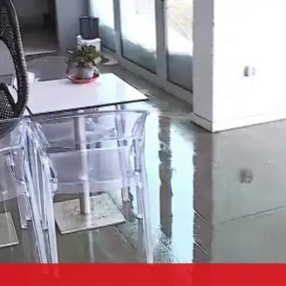 Água e lama cobrem o chão de café em Esposende devido ao mau tempo