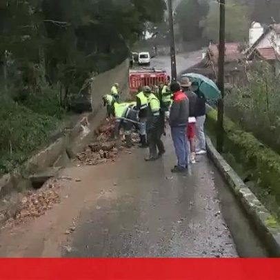 Trabalhadores da CM Sintra limpam restos de muro que caiu na via