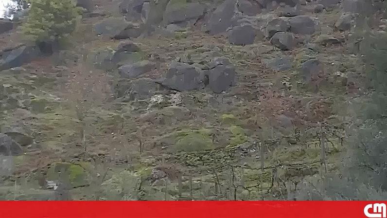 Família retirada de casa devido a possível derrocada em Arcos de Valdemez