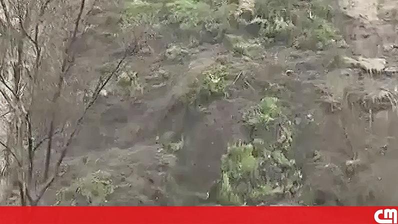 O momento em que encosta da Costa da Caparica desaba parcialmente