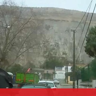 Derrocada parcial em encosta da Costa de Caparica coloca casas e viaturas em risco