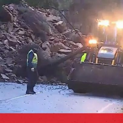 Retroescavadora remove destroços de derrocada em Santa Maria da Feira