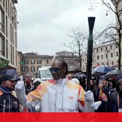 Snoop Dogg ergue a tocha dos Jogos Olímpicos de Inverno em Milão