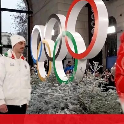 Atletas desfilam com uniformes oficiais antes dos Jogos de Inverno na Itália