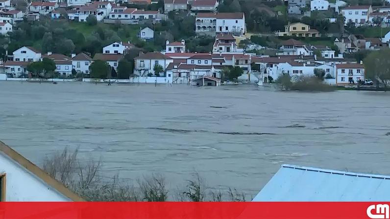 Imagens mostram água às portas da aldeia do Arripiado devido à subida do rio Tejo no concelho da Chamusca