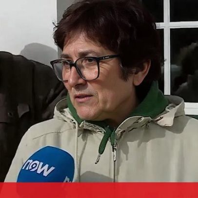 Avós aguardam neto levado por fuzileiros para a escola na aldeia da Ereira