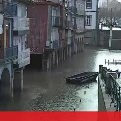 Sapadores do Porto colocam barco em ruas inundadas para saída em Miragaia