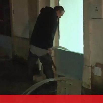 Moradores de Soure tentam escoar a água que invadiu casas