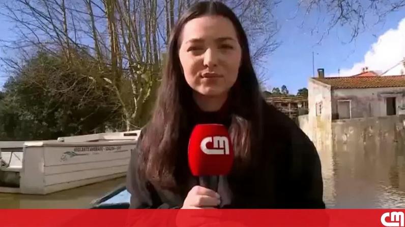 Equipa da CMTV acompanha moradores durante viagem de barco pelas ruas afetadas pelas cheias em Constância