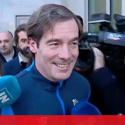 "Macaco" com elementos dos Super Dragões junto ao Estádio do Dragão