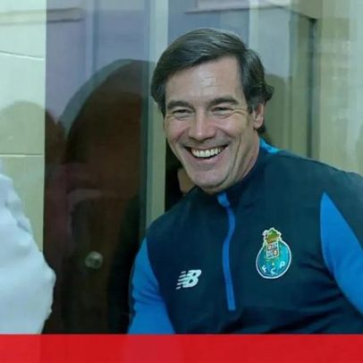 "Macaco" sai do centro de treino do FC Porto a sorrir