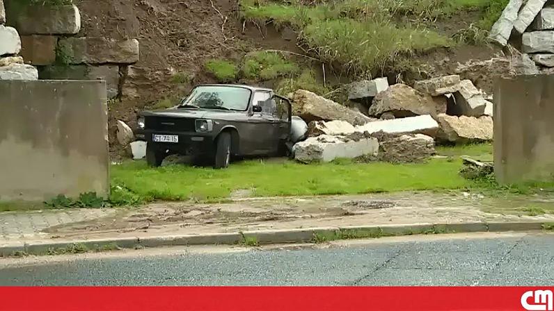 Muro de pedras desaba sobre casa na Lourinhã
