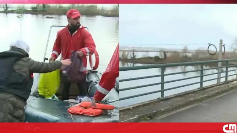 Fuzileiros transportam população para exercer o direito de voto na aldeia de Ereira