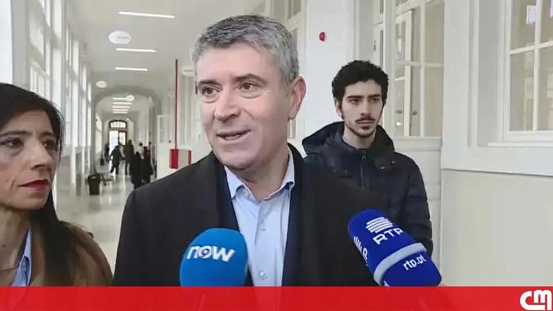 José Luís Carneiro vota e apela à mobilização de portugueses em tempos difíceis