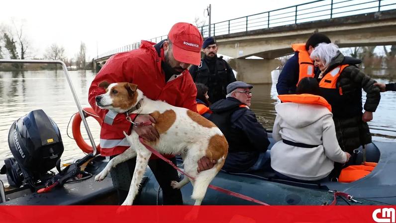 A aldeia está completamente cercada por água e o acesso só é possível de barco