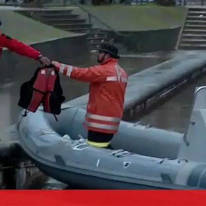 Bombeiros entregam mantimentos de barco a aldeia em Salvaterra de Magos