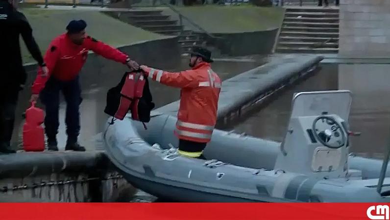 Bombeiros entregam de barco mantimentos em aldeia de Salvaterra de Magos