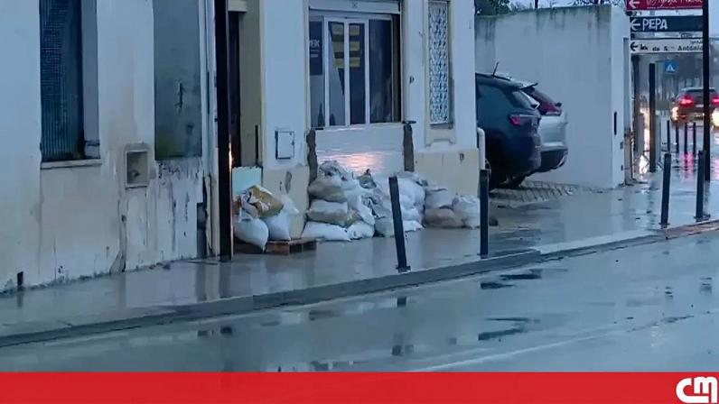 Avenida do Sorraia, em Coruche, esteve esta quinta-feira completamente inundada devido à chuva intensa.
