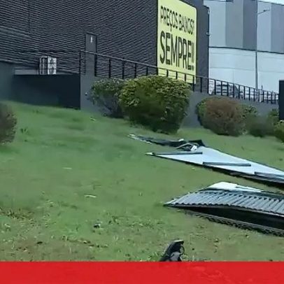 Vento forte levanta chapas metálicas em loja de Gaia