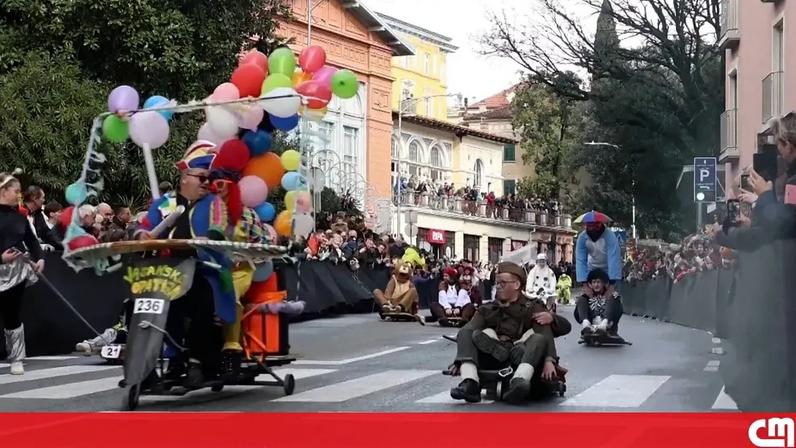 Na cidade de Opatija, na Croácia, dezenas de pessoas decoram os seus karts a rigor para participar numa excêntrica corrida carnavalesca que faz furor entre miúdos e graúdos.