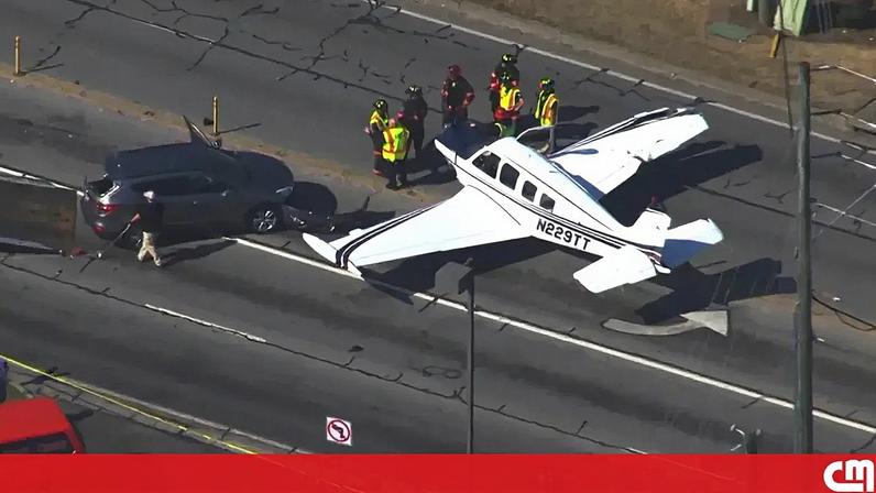Avioneta colide com carros ao aterrar de emergência em estrada nos EUA