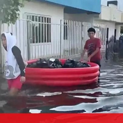 Moradores tentam recuperar bens após cheias atingirem o norte da Colômbia