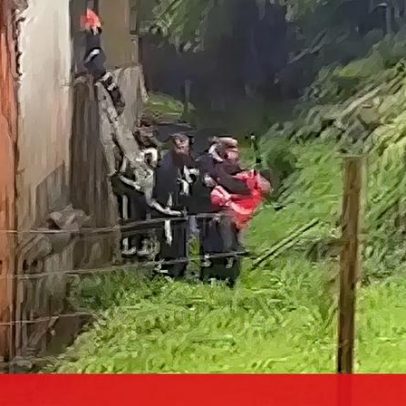 Bombeiro resgata idosa durante evacuação por mau tempo na Maia