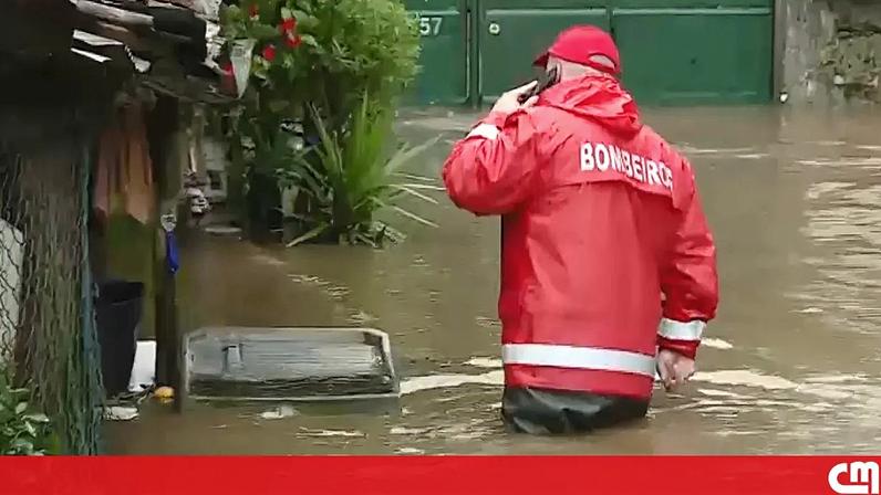 Bombeiro de Avintes caminha com água perto da cintura após rio Febros transbordar