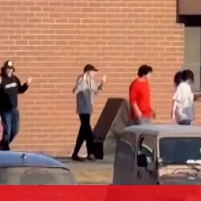 Estudantes deixam escola no Canadá após tiroteio; vídeo mostra fila com as mãos