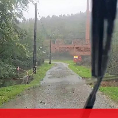 Condutor vê parte da estrada desabar à sua frente