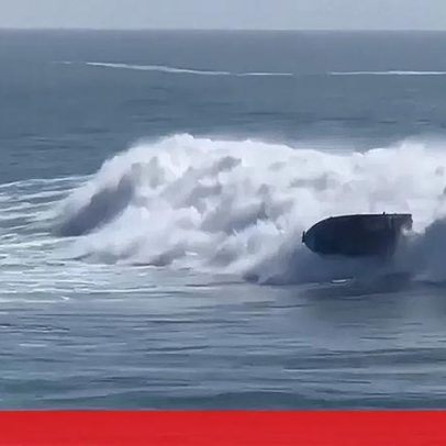 Barco é engolido por onda na Califórnia
