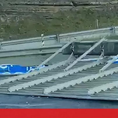 Placar de sinalização cai sobre carro na A8, zona de Loures