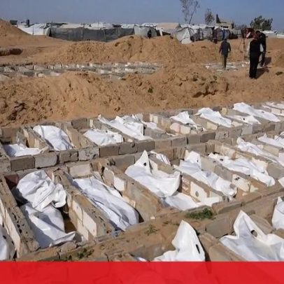 Restos de palestinianos não identificados enterrados em vala comum em Gaza