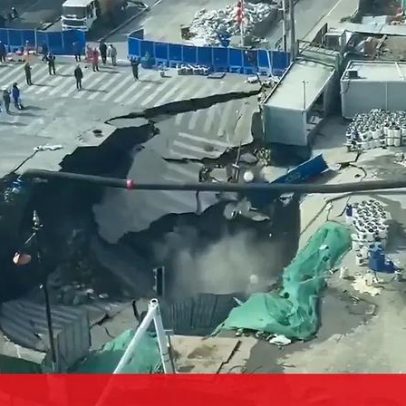 Cratera gigante abre em Xangai e engole parte da estrada