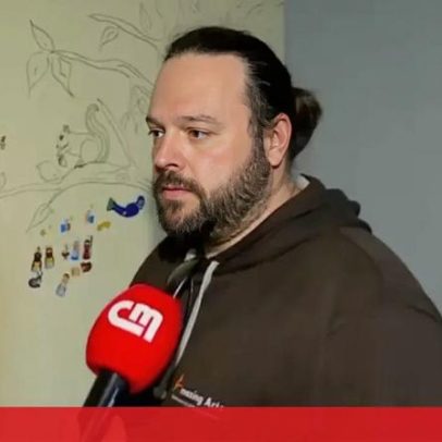 Renato usa dois escadotes para entrar em casa após a tempestade