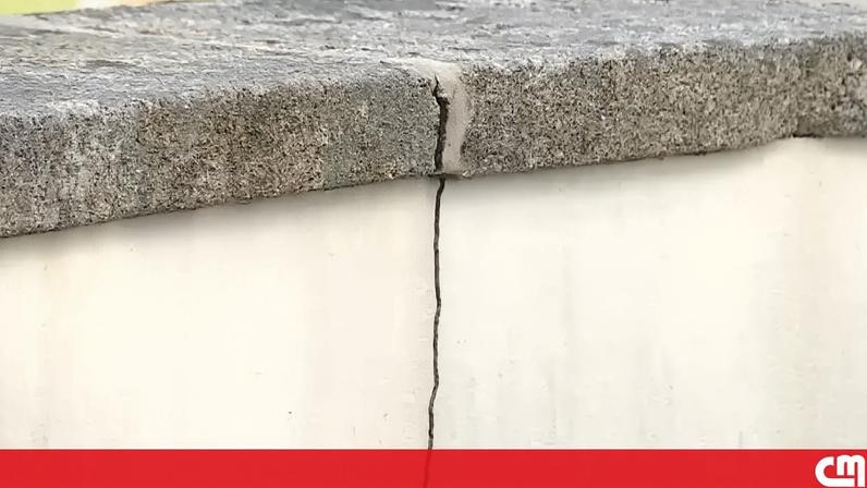 Muro em risco de derrocada fecha igreja de Arco de Baúlhe em Cabeceiras de Basto