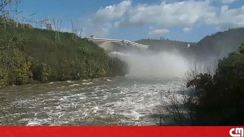 A imagem mostra a Barragem da Aguieira, que recentemente passou por obras de ampliação para aumentar sua capacidade de armazenamento.