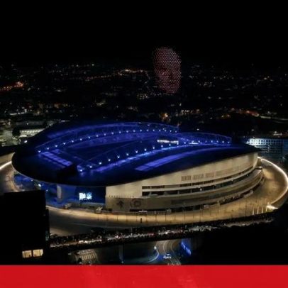 Drones iluminam o céu junto ao Estádio do Dragão em homenagem a Pinto da Costa