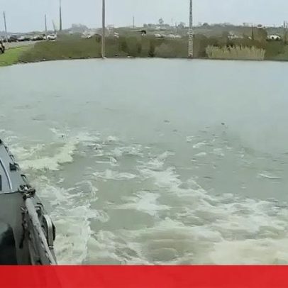 Veículo anfíbio atravessa estrada alagada para chegar à aldeia de Ereira